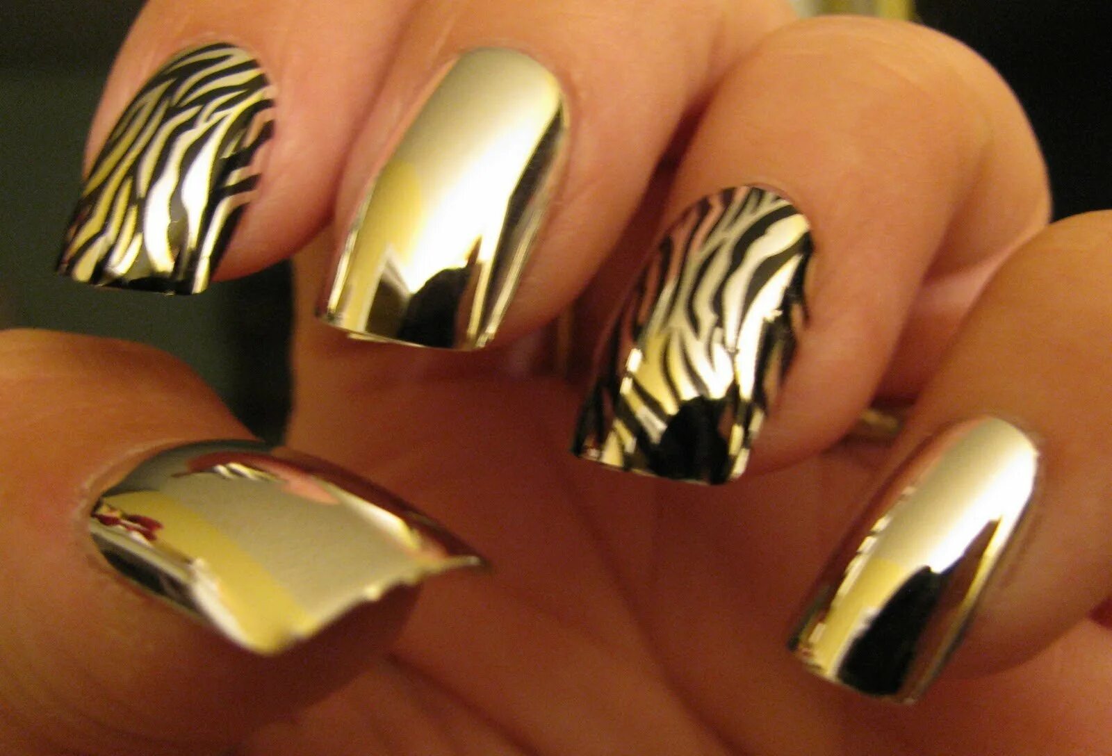 Зеркальный дизайн ногтей. Золотые ногти. Зеркальные ногти. Зеркальный маникюр. Маникюр с золотом.