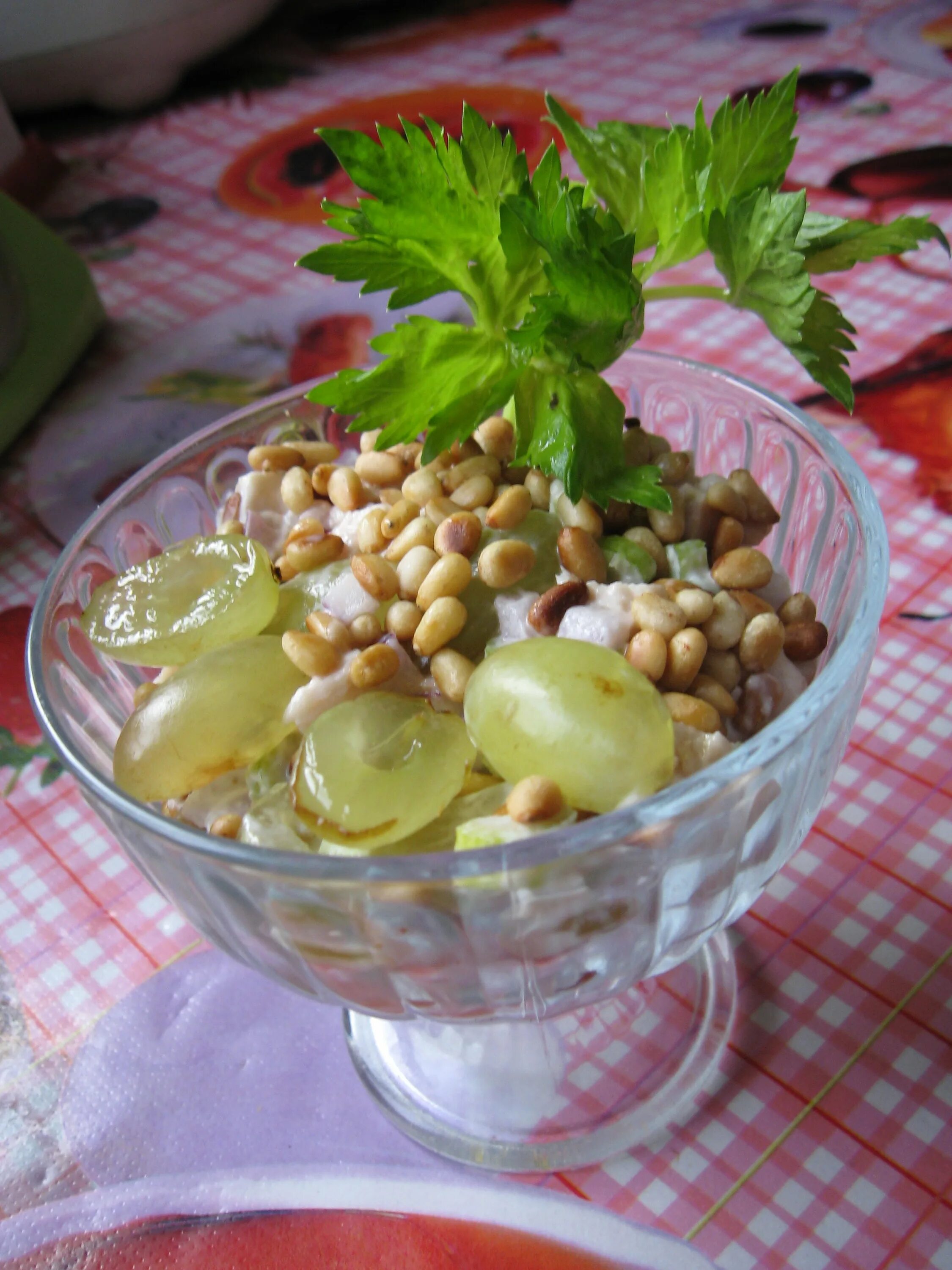 Салат с курицей и кедровыми. Салат с виноградом и кедровыми орешками. Салат с кедровыми орешками и курицей. Салат с кедровыми орехами. Салат с кедровыми орешками легкий.