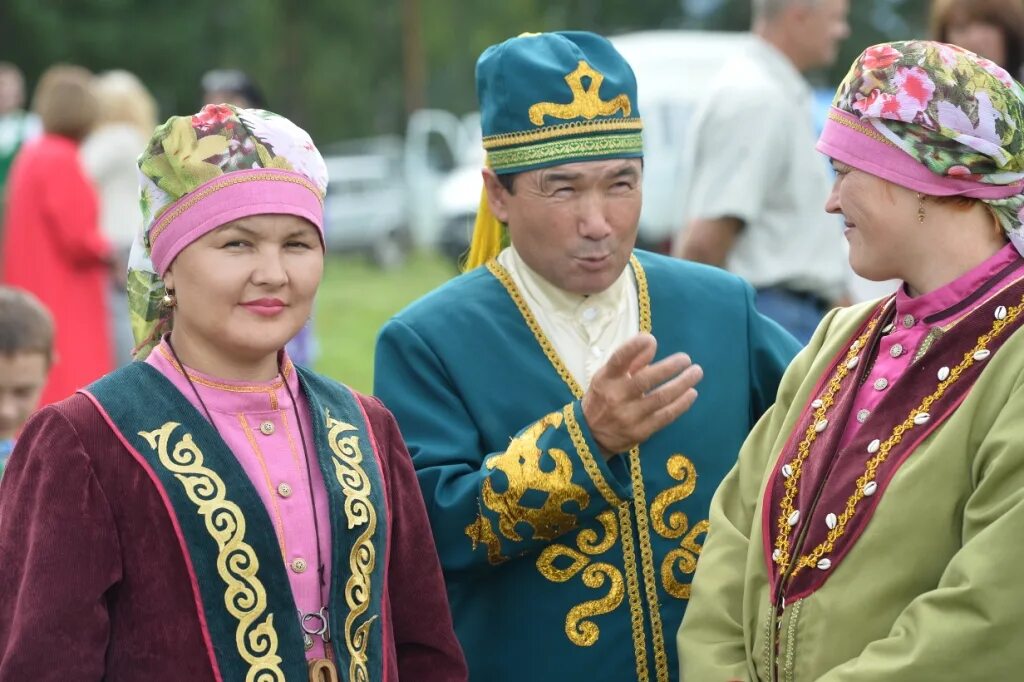 Народы кузбасса телеуты. Кумандинцы алтая национальный костюм. Алтайцы татары. Тубалары алтайцы. Фестиваль национальных культур «перекресток культур».