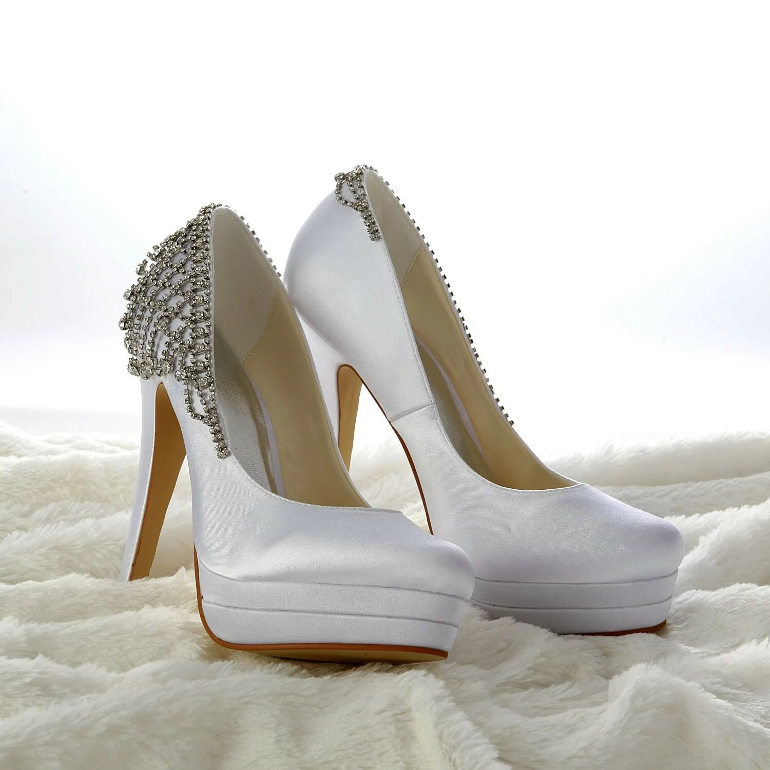 красивые свадебные туфли. босоножки на свадьбу невесте. туфли невесты. свадебные туфли. бежевые туфли на свадьбу.