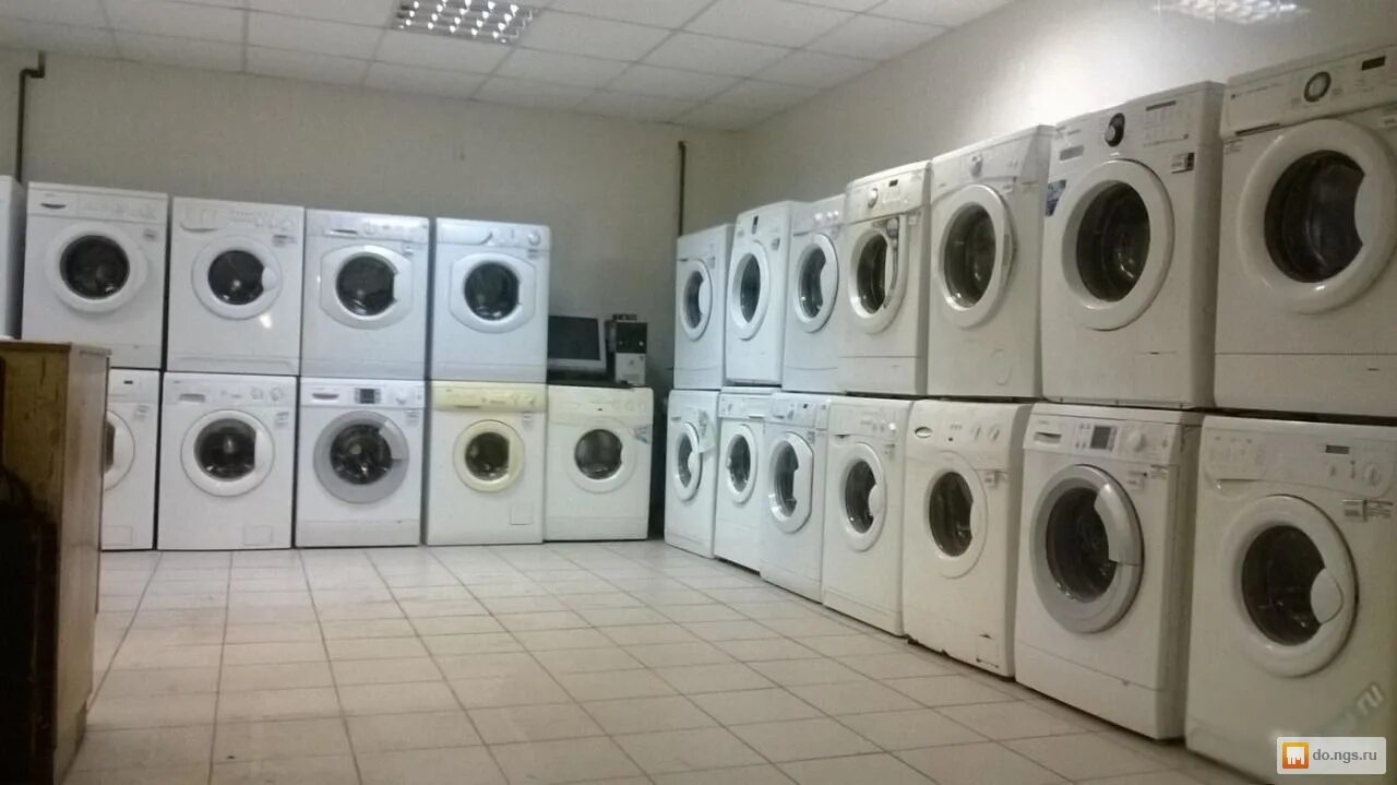 Магазин бытовой техники стиральной машины. Куча стиральных машин. Склад стиральных машин. Очень много стиральных машин. Много стиральных машин бу.
