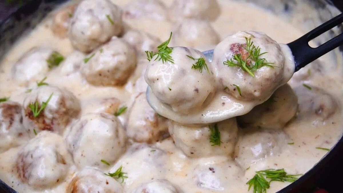 Куриные в сливочном соусе. Куриные тефтели в сливочном соусе. куриные фрикадельки в сливочном соусе. мясные шарики в сливочном соусе. куриные тефтели в сметанном соусе.
