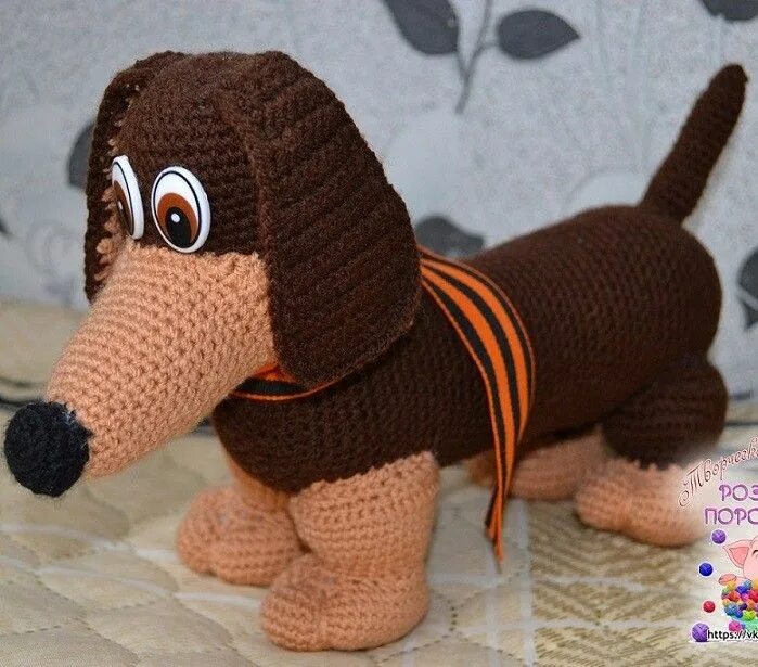 Таксы крючком описание. Вязаная собачка такса. такса амигуруми крючком. вязаная собачка такса мастер класс. собачка амигуруми такса.