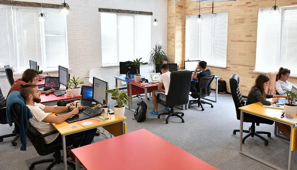 продавец мебели. малое и среднее предпринимательство. небольшой офис с людьми. мелкий предприниматель. маленький бизнес.