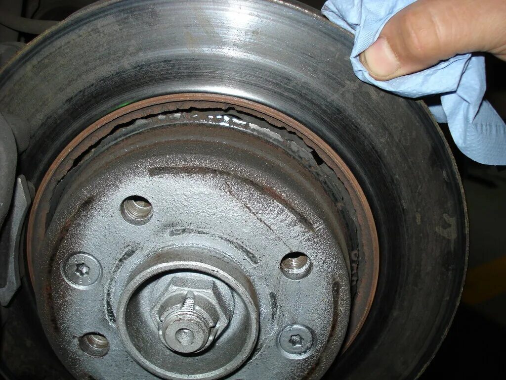 Шум при торможении. Скрежет при торможении. Шум при торможении. Колодки задние под дисковый тормоз киа спектра. Задние дисковые тормоза киа спектра.