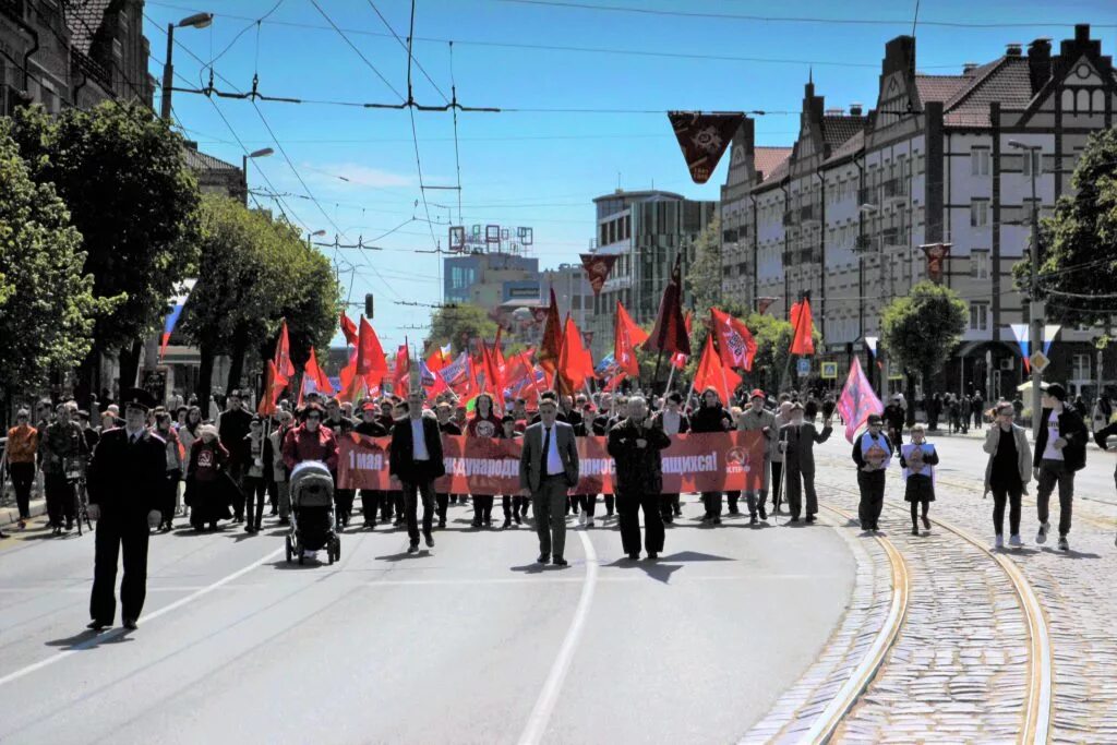 Фронт 1 мая. Первомай Калининград. Демонстрация мир труд май в Калининград. Демонстрации в Калининграде. Первомай в Польше.