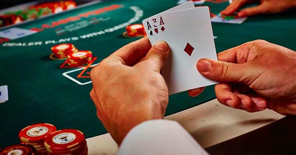 Кубикулум квест. Карточка с деньгами. Карты покер. Игра в покер. Техасский покер.