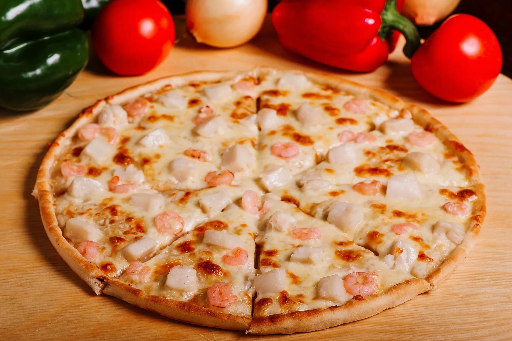 Пицца на пляже. Пицца морская. Пицца море. Пицца летняя. Пицца с морепродуктами.