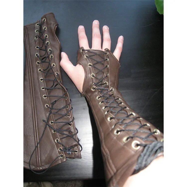 Кожаная шнуровка купить. Кожаные перчатки средневековые. Кожаные перчатки стимпанк. Перчатки из кожи средневековые. Наручи кожаные женские.