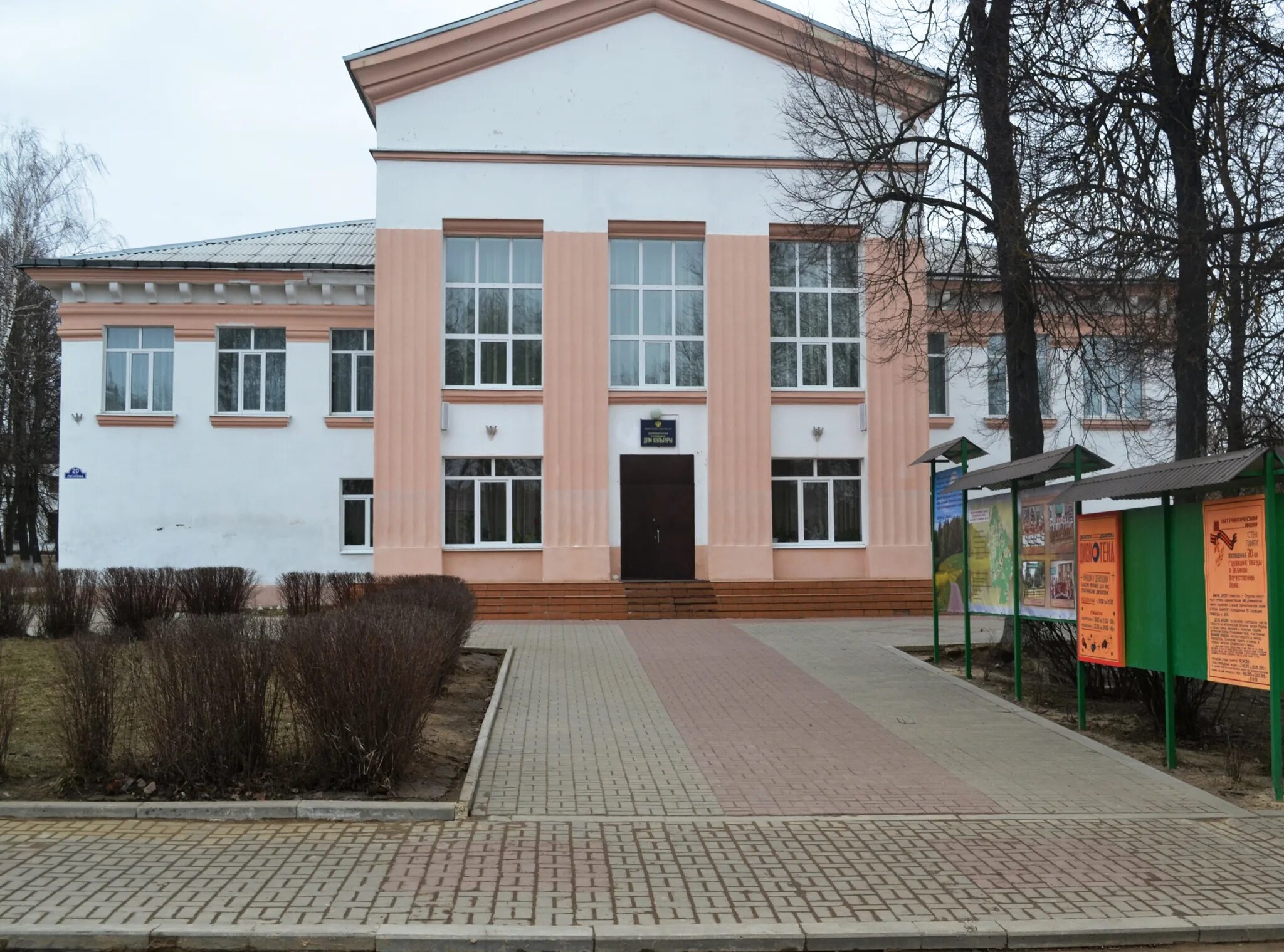 думиничский р н калужской. думиничский районный дом культуры. п. калужская область думиничский район поселок новая в ч 3382. посёлок думиничи калужская область.