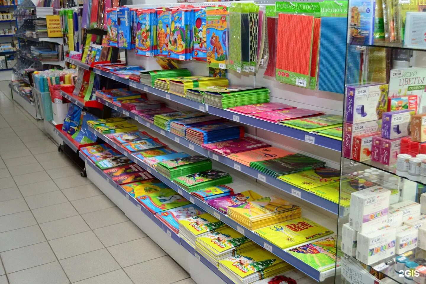 Канцлидер иркутск. Канцелярский магазин. Акварель сеть магазинов канцелярских товаров. Выкладка канцтоваров. Канцпарк каменск-уральский.