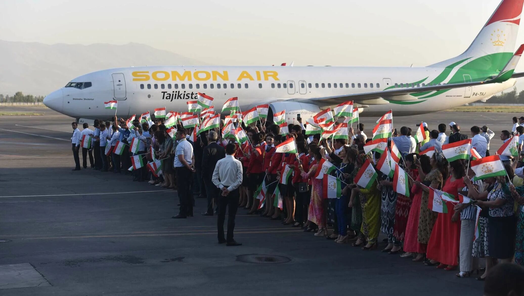 Таджики самолет. Сомон Эйр Таджикистан. Аэропорт Душанбе Somon Air. Самолет Таджикистан сомон Эйр. Аэропорт Душанбе сомон Эйр.