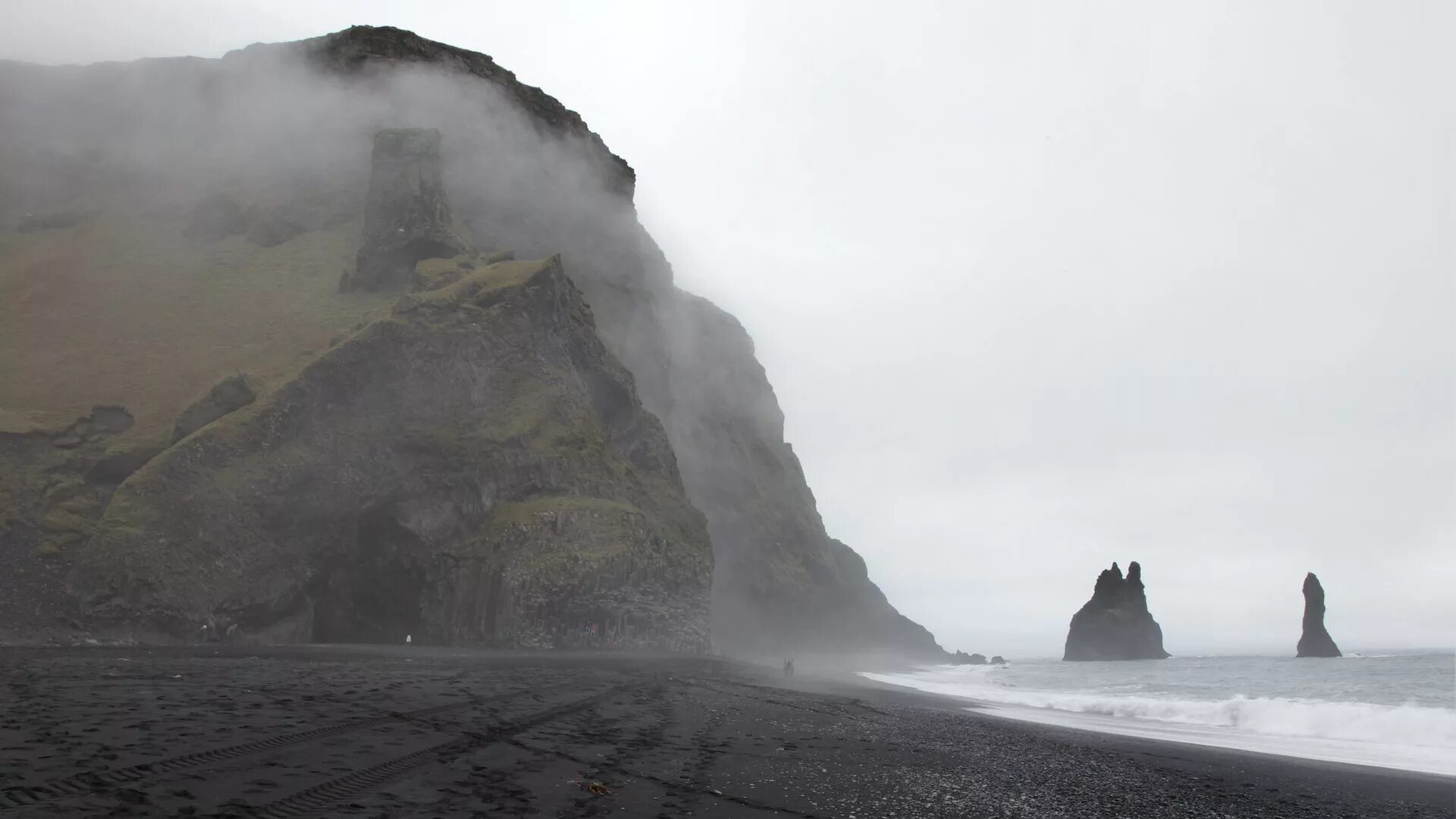 Туманная исландия. Каледонский лес шотландия. Туманная исландия. Пейзаж. Туманные горы исландия.