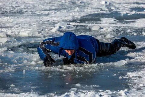 Что делать если человек под льдом