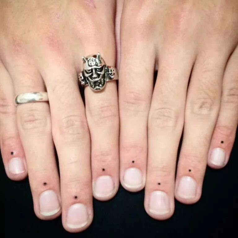 Татуировки точки на пальцах. Татуировки точки на пальцах. Тату на пальцах точечки. Тату в виде точек на пальцах. Тату на пальцах.