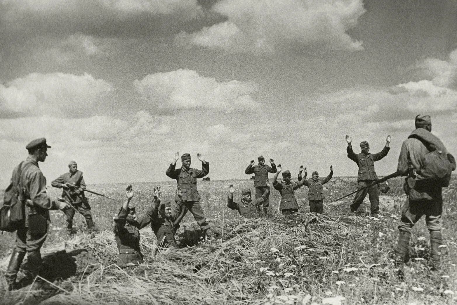 Немецкие солдаты сдаются в плен 1945. Пленные немецкие солдаты 1942. Советские солдаты сдаются в плен 1941. Немецкие солдаты сдаются в плен 1941. Народ советский победил сдают оружие фрицы