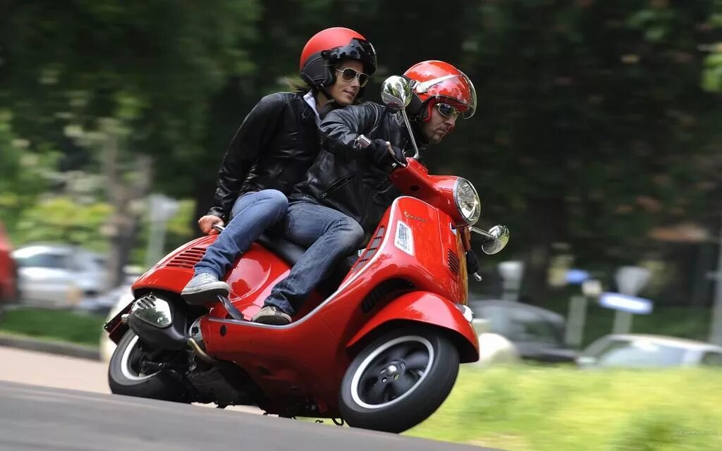 Vespa GTS 125. Человек на скутере. Кататься на мотоцикле. Парень на мопеде.