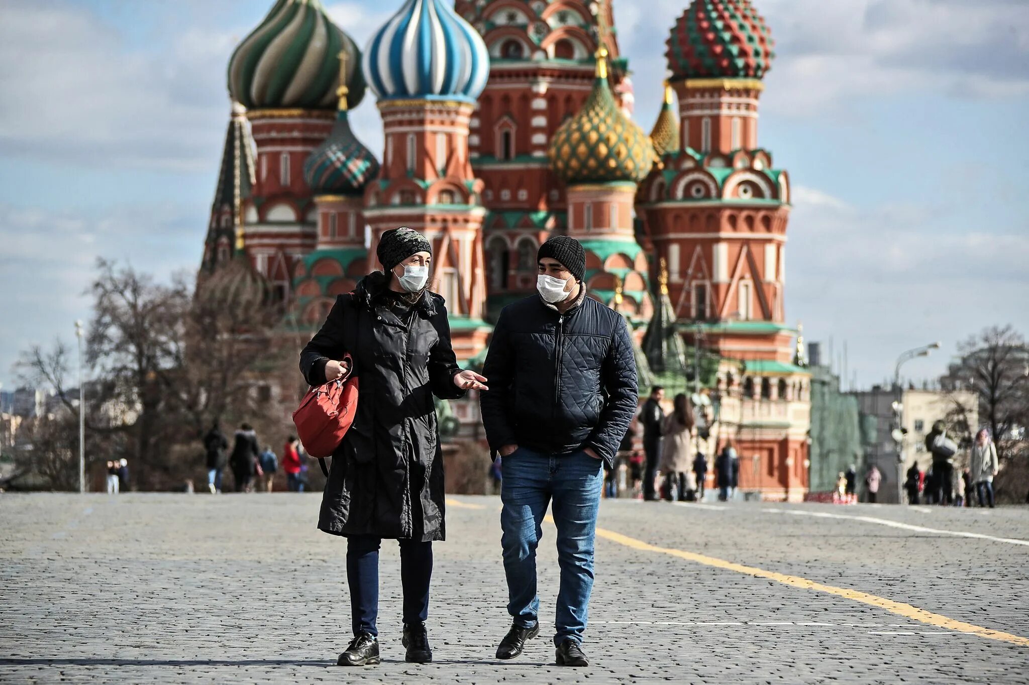 Москва люди. Люди на красной площади. Люди в масках на красной площади. Люди на улицах Москвы. Мир людей рф