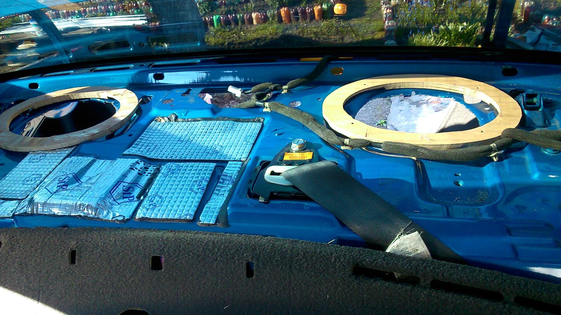 Задняя полка бмв е46. Полка ваз 2110. Колонки 16 в заднюю полку рено логан 1. Заднюю полку. Заднюю полку.