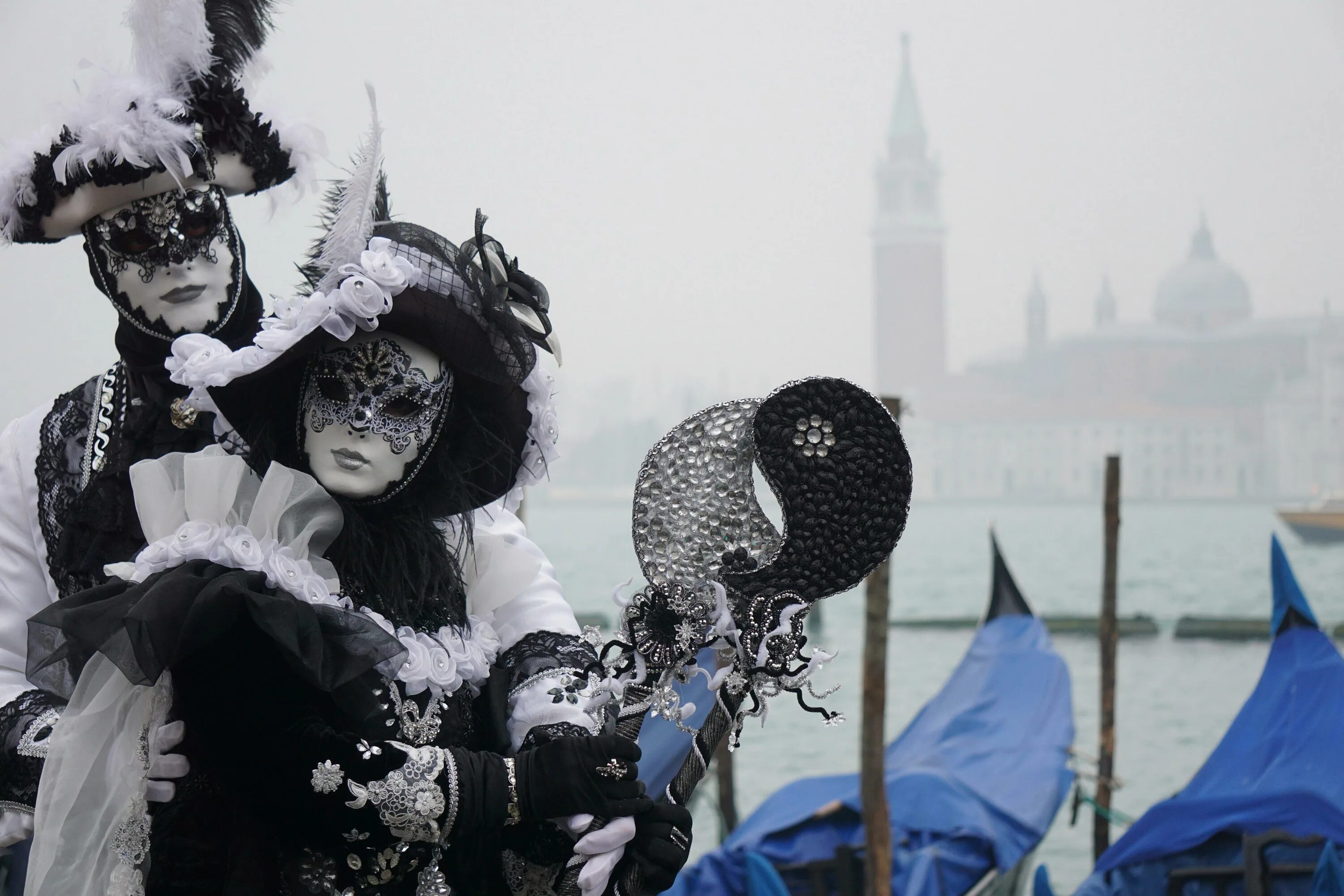 Венецианский карнавал карло гольдони. Песня называется карнавал. Маска венецианская. Венецианский карнавал наряды. Уругвайские девушки.