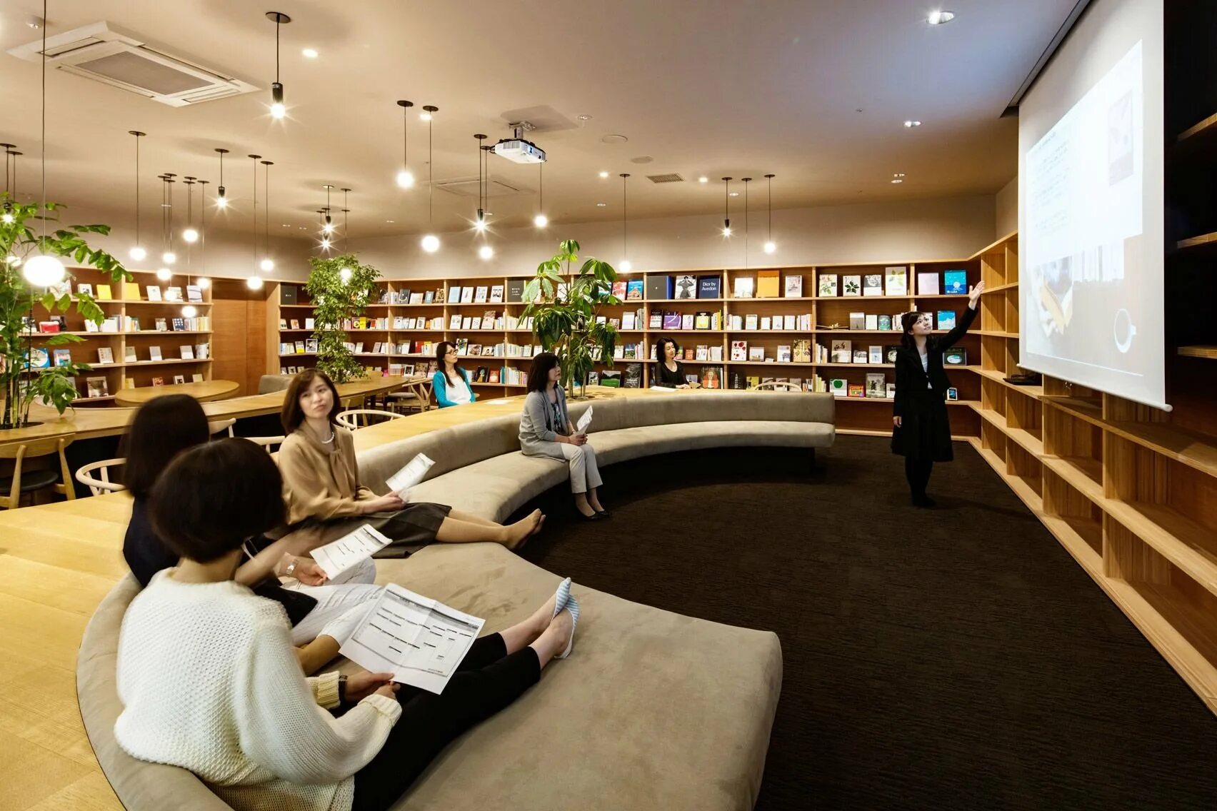 Compile library. Библиотека Японии читальный зал. Интерьер образовательных учреждений в Японии книгохранилище. Современная библиотека. Интерьер читального зала.