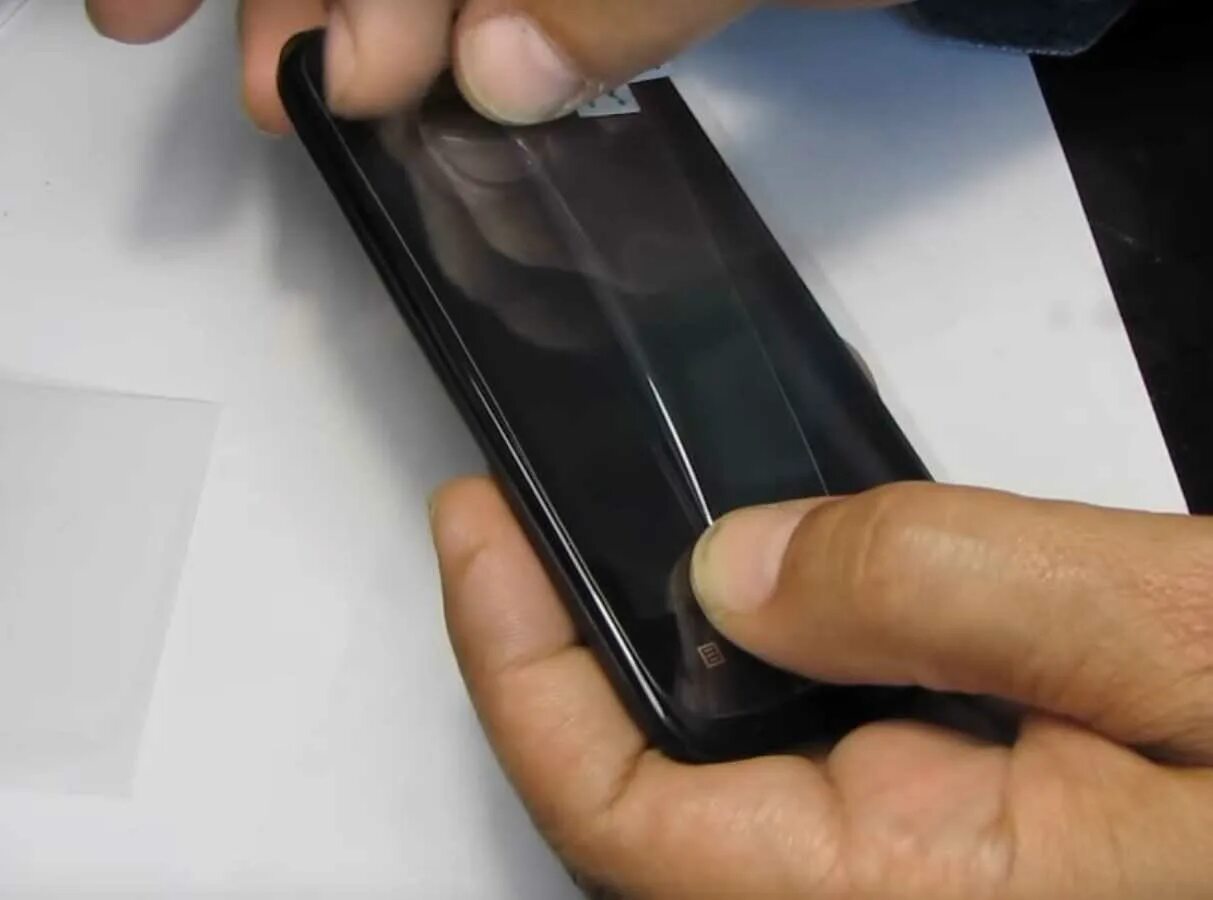 Отклеивается стекло смартфона. Снятие защитного стекла. Защитная накладка на экран смартфона. Трещина защитного стекла. Отходит защитное стекло на смартфоне.