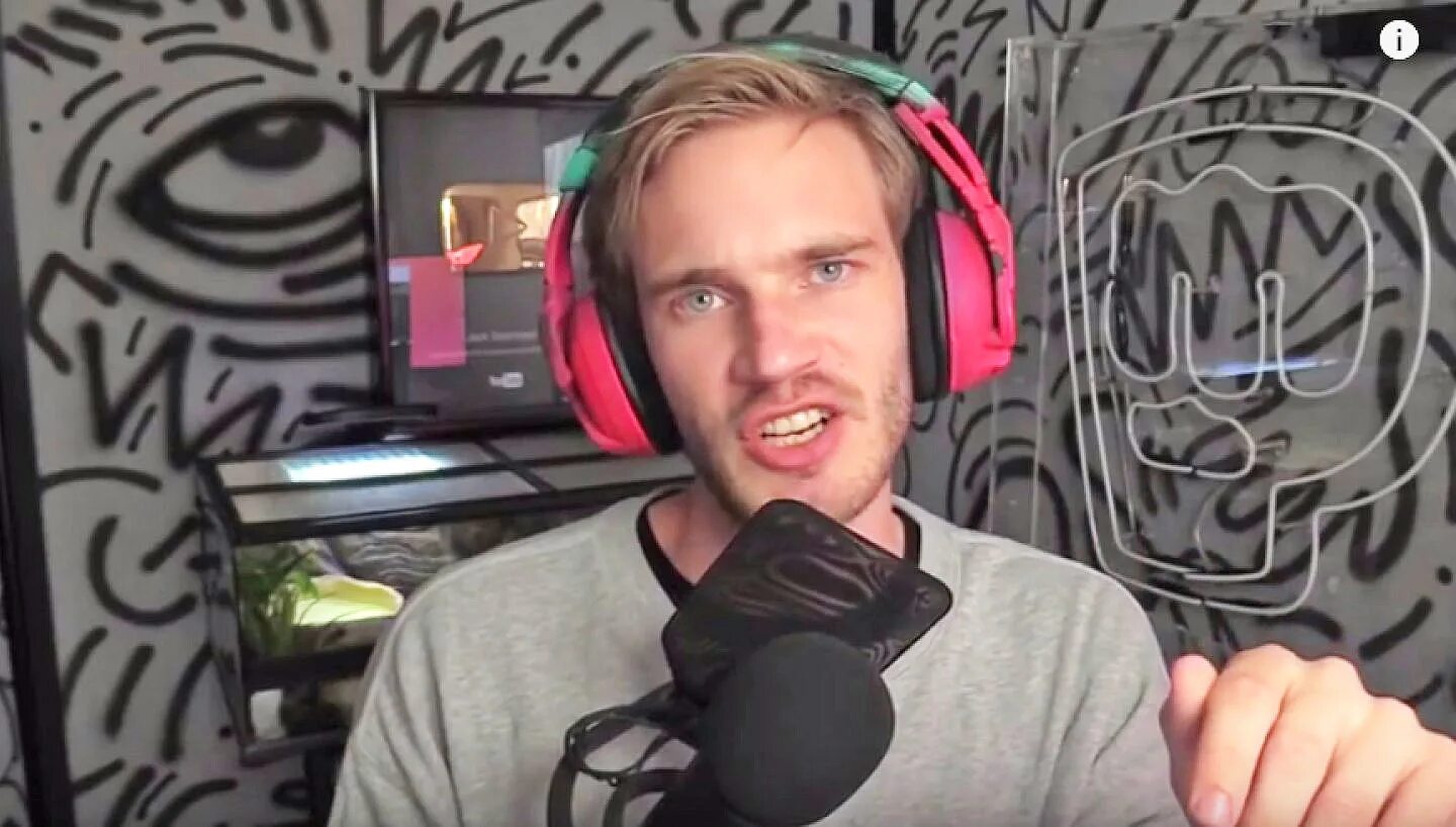 Пьюдипай сколько. Пьюдипай 2012 2013. пьюдипай 2025. пьюдипай фон. pewdiepie качалка.