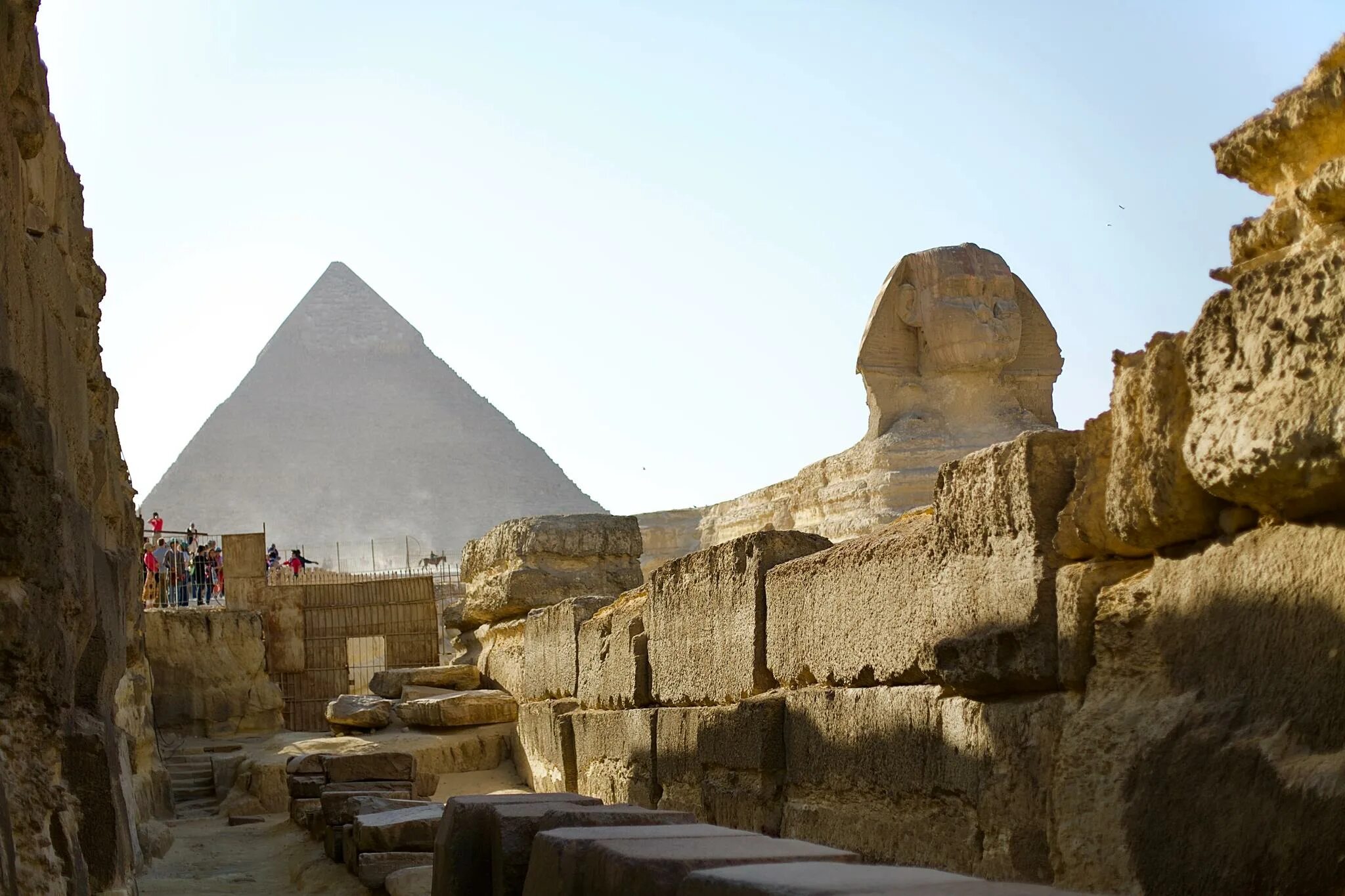 Каир достопримечательности. Пирамида Хефрена в Египте. Храм Гизы Египет. Каир Египет пирамиды. Пирамиды Египта Кайро.