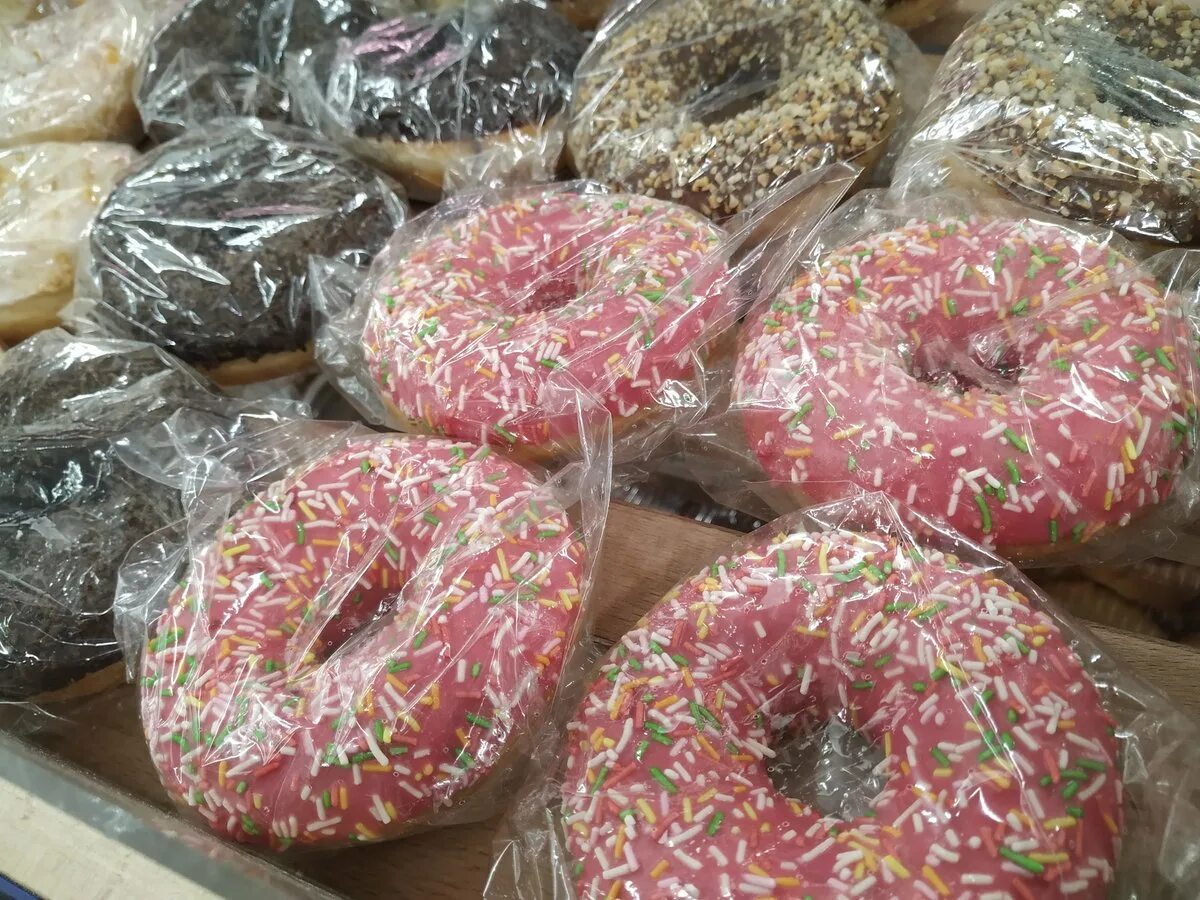 Донаты пончики в пятерочке. Выпечка из пятерочки пончики. Донаты пончики в пятерочке. Пончики пятерочка. Донат пончик.