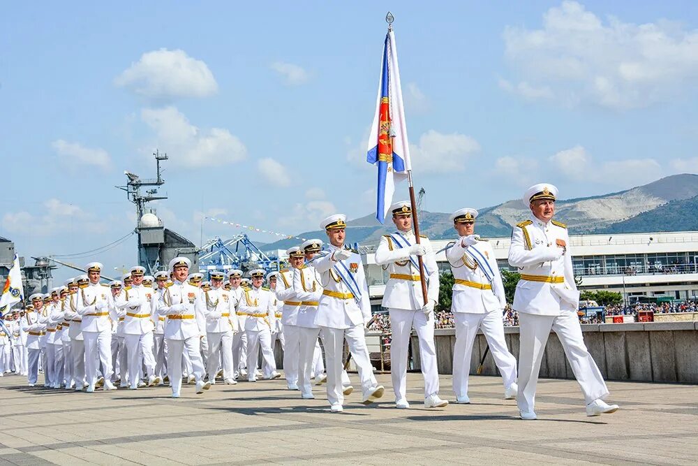 Военно морской флот годовщина. Парад ВМФ Новороссийск. Новороссийск ВМФ морская пехота. День Новороссийской военно-морской базы ВМФ РФ. Новороссийск парад военно морского флота.