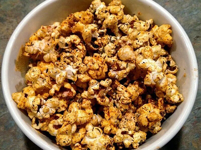 Как делается попкорн. Приготовление попкорна. кукуруза попкорн. жареный попкорн. острый попкорн.