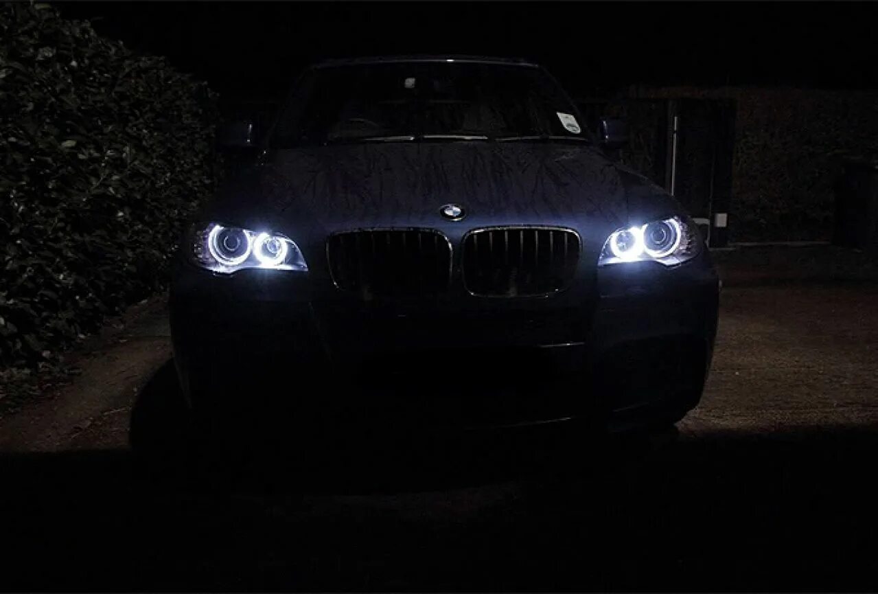 Бмв х3 фонарь. БМВ х6 в темноте. БМВ х5 е53 в темноте. BMW x6 2008 ночью. BMW x5 e70 в темноте.