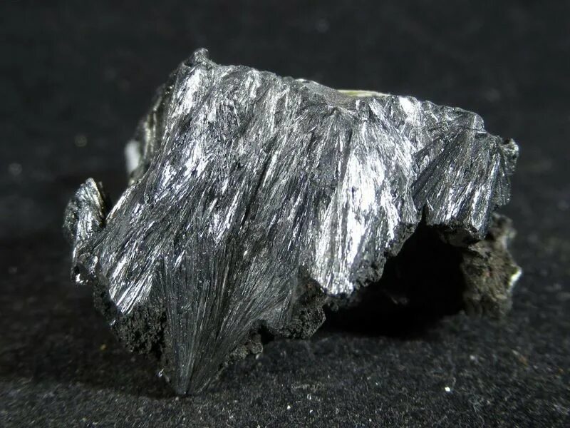 Черный марганец. Пиролюзит минерал. Тетрагональный пиролюзит. Пиролюзит mno2. Пиролюзит марганца.