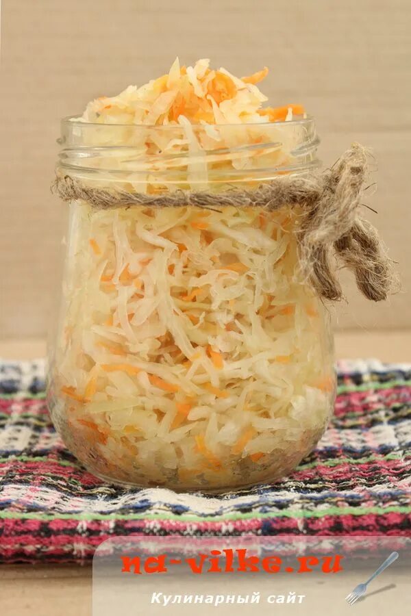 Рецепт квашеной капусты с хреном на зиму. Капуста квашеная. квашеная капуста в банках. квашеная капуста на зиму. квашеная капуста хрустящая.