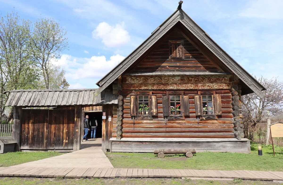 Американский деревенский дом. Деревня середняков. Музей деревянного зодчества в суздале изба из села илькино. Дом крестьянина середняка в суздале. Заброшенный деревенский дом внутри.