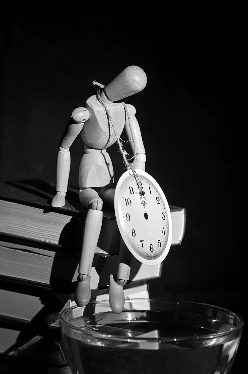 Разбитые часы. Часы раздумье. Песочные часы. Время иллюстрация. Часы раздумье.