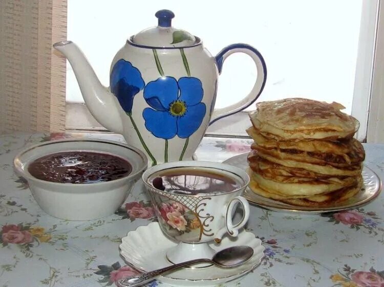Картинки с блинами доброе утро и пожеланиями. Чай с блинами. Доброе утро блинчики. С добрым утром с блинами. Доброе утро блины чай.