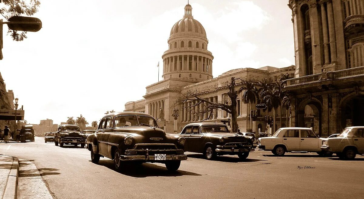 Cuba protest. Человек в кубе ростов-на-дону. Остров свободы куба революция 1959. Куба в первой половине 20 века. Куба флаг.