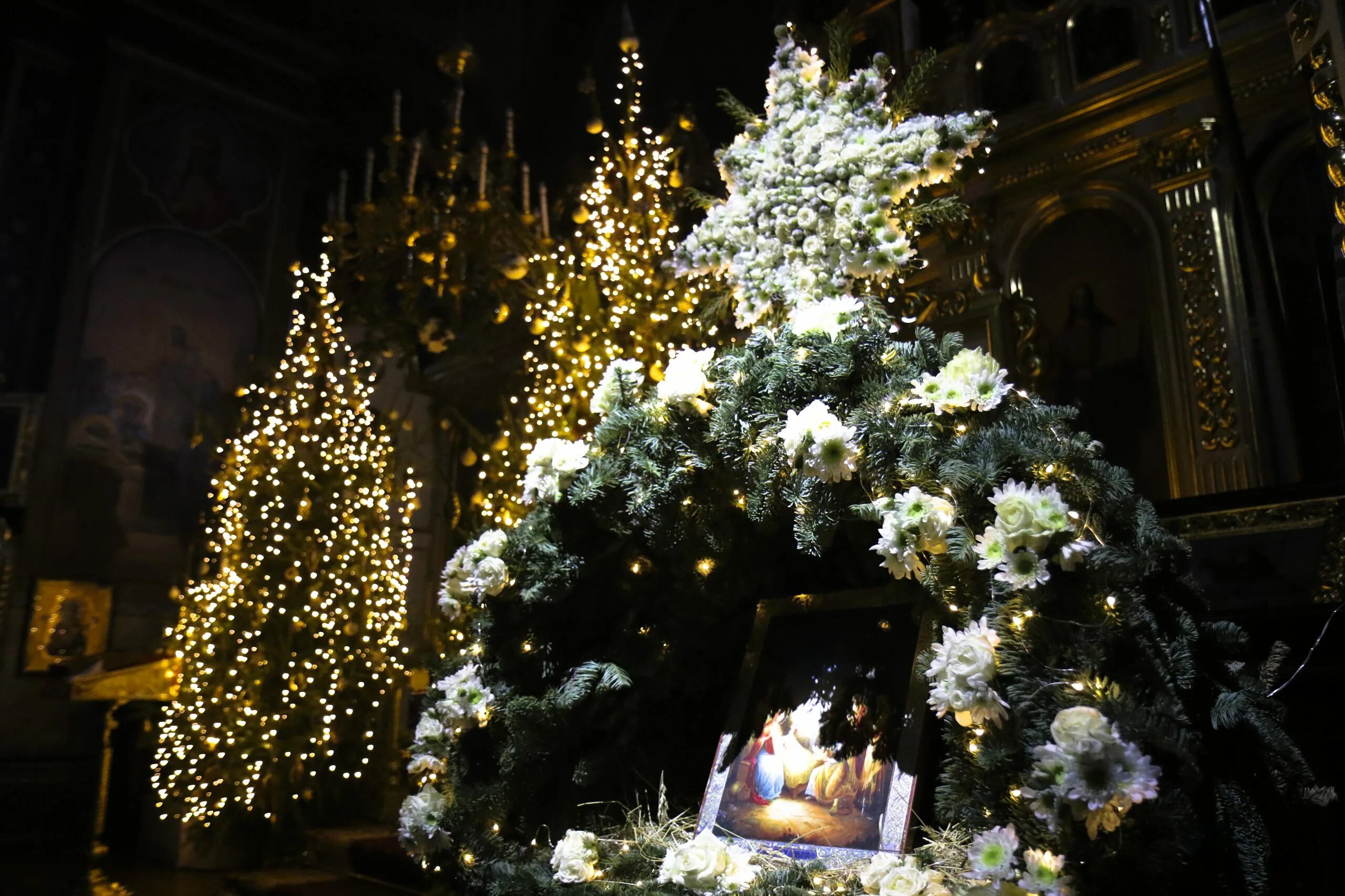 С рождеством христа спасителя. Рождество господа иисуса христа. Новый год в храме. Православный храм рождество. Рождество христово собор христа спасителя москва.