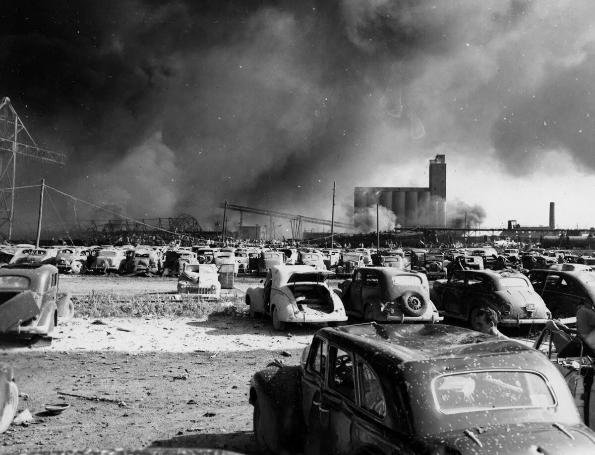 Сша 16 апреля. Взрыв в Техас-Сити 16 апреля 1947 года.. Взрыв селитры в Техас-Сити в 1947. 16 Апреля 1947 года в порту города Техас-Сити США.