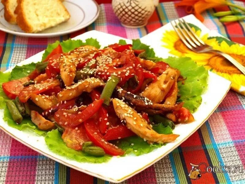 Курица стручковая фасоль соевый соус. Тёплый салат с курицей сладким перцем и стручковой фасолью. салат со стручковой фасолью и курицей. тёплый салат с курицей и стручковой фасолью. курица с болгарским перцем.
