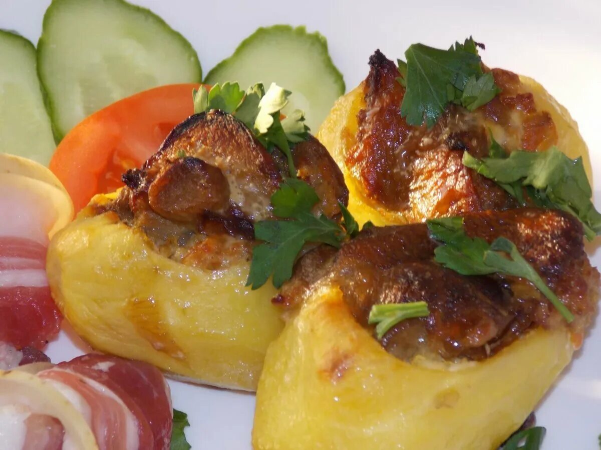 Молодая картошка с мясом. Картошка с мясом. картофель с мясом в духовке. мясо запеченное с картофелем. запеченная картошка с мясом.