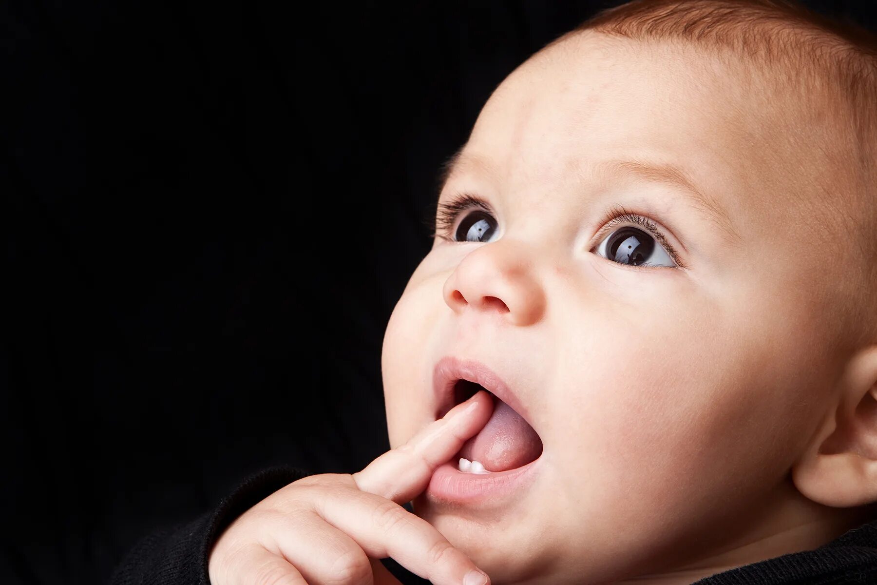 Первый зуб возраст. Маленькие зубы у ребенка. Маленький зубик для детей.