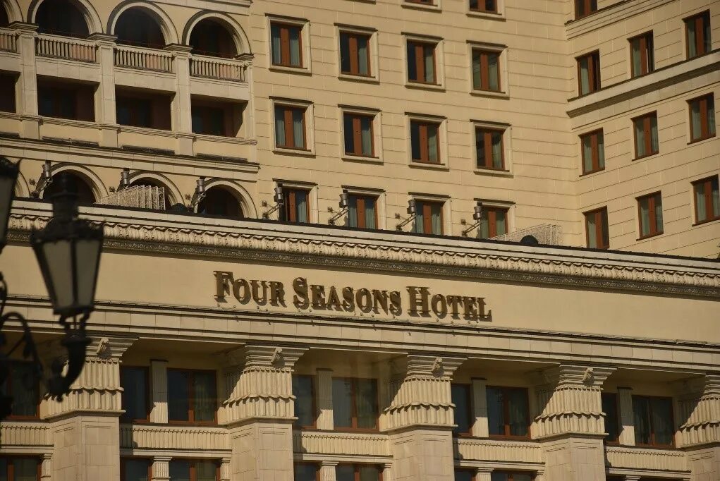 Охотный ряд 2 гостиница. Four Seasons Hotel Moscow, Москва. Отель 4 сезона Москва Охотный. Отель four Seasons Охотный ряд.