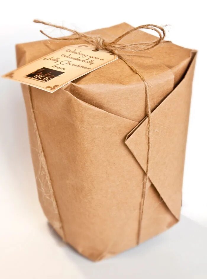 Красиво упаковать крафт бумагой. Бумага для упаковки. Бумага для упаковки подарков. Упаковать в бумагу. Подарок в бумагу без коробки.