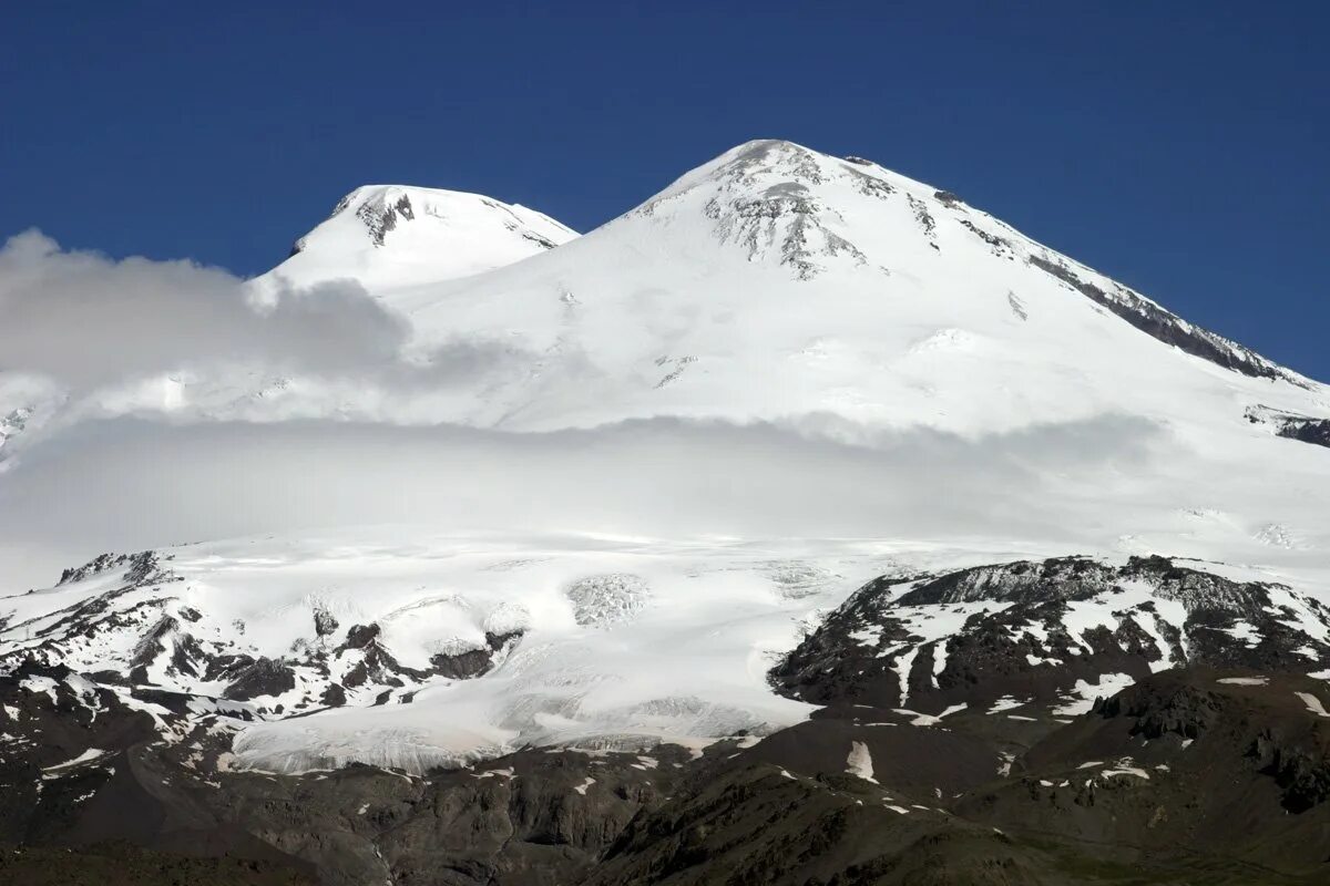 Подножие горы эльбрус. Гора Эльбрус. Северный Кавказ Эльбрус. Кавказские горы Эльбрус. Гора Эльбрус фото.