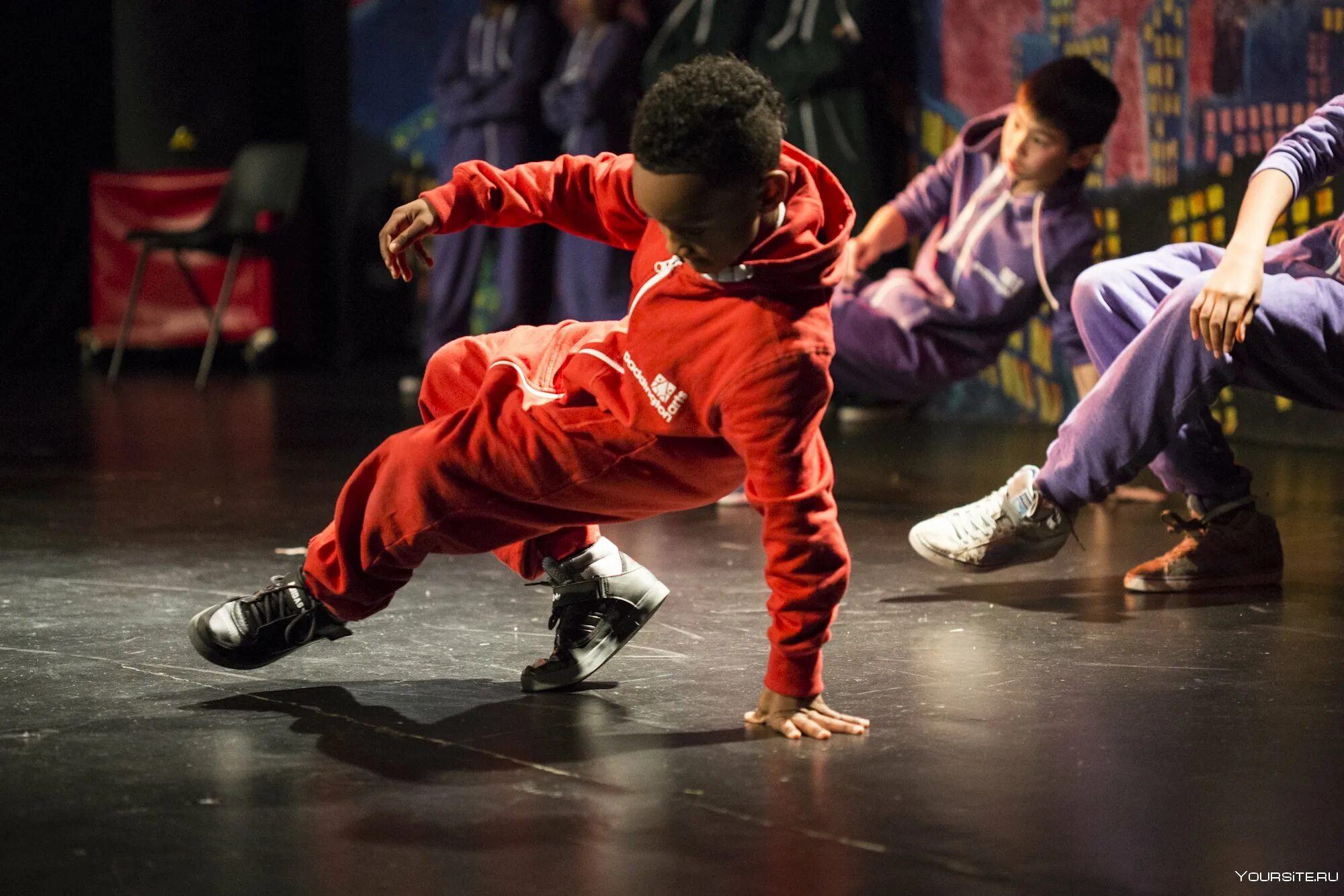 Детский танец хип хоп. Уличные танцы дети. Хип-хоп танцы для детей. Детские современные танцы. Современные танцы мальчики.