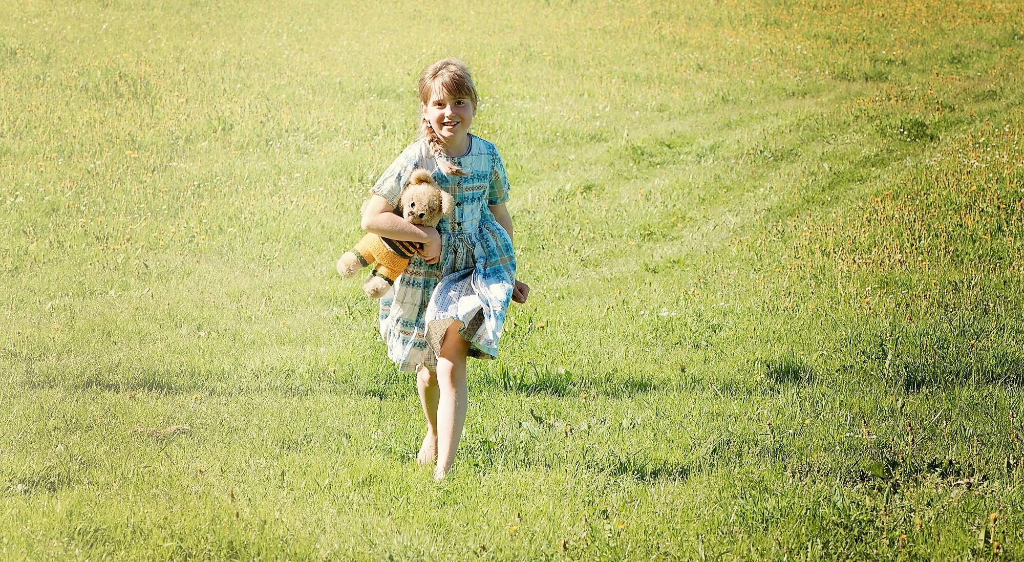 Human children. Девушка на лужайке прогулке. Девочка бежит по лужайке. Дети бегающие по траве в поле. Девочка бегает с игрушкой.