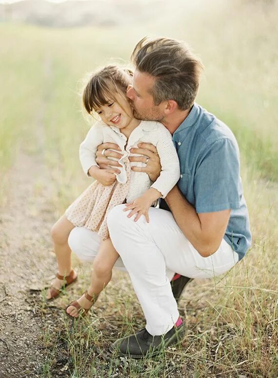 Daddy loves daughter. Отец и дочь. Фотосессия папа и дочка. Счастливый папа.