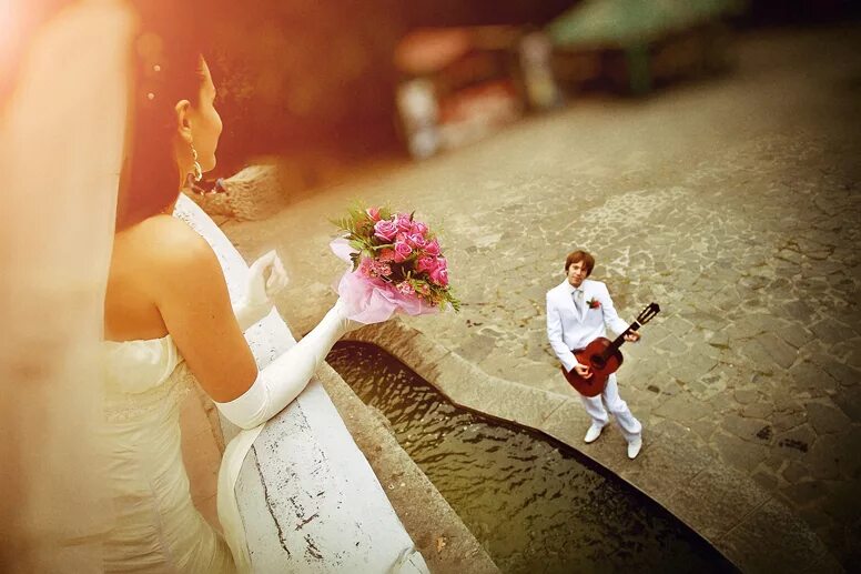 мужчина поет под окном. парень поет под окном. серенада под окном. серенада под окном. серенада под окном живопись.